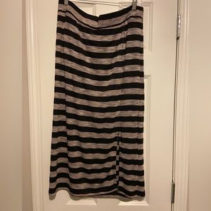 Loft size XL stretchy skirt with a slit! Be try soft!